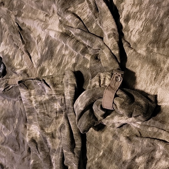 Calvin Klein. Lightweight army green camo LS TEE. XXL - Picture 7 of 9